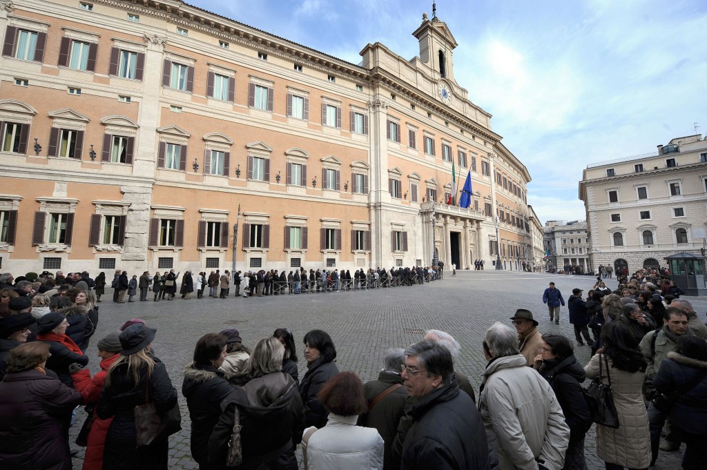 CAMERA: PIENO DI VISITATORI PER CROCIFISSO DI MICHELANGELO