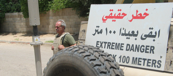 Pagetti con cartello Danger in arabo
