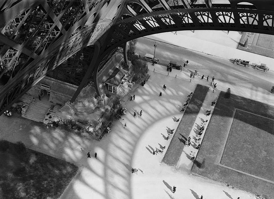 L’ombre de la tour Eiffel, Paris, 1929