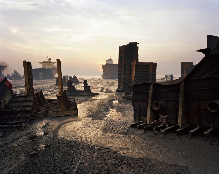 Rottamazione di una nave n. 13, Chittagong, Bangladesh 2000. Edward Burtynsky, courtesy Flowers, London & Nicholas Metivier, Toronto