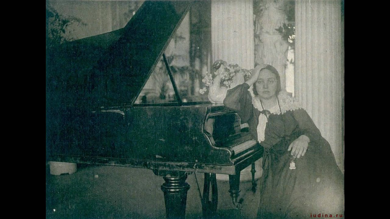 Judina al piano bn