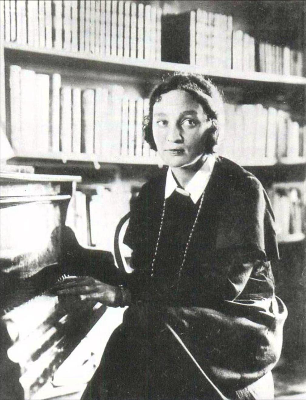 Judina giovane al piano