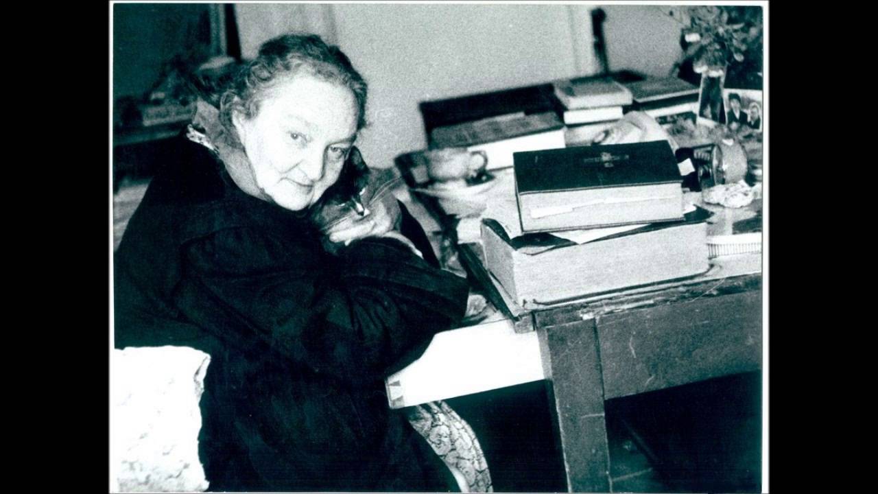 judina con libri scrivania
