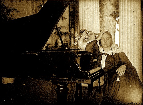 judina seduta al piano