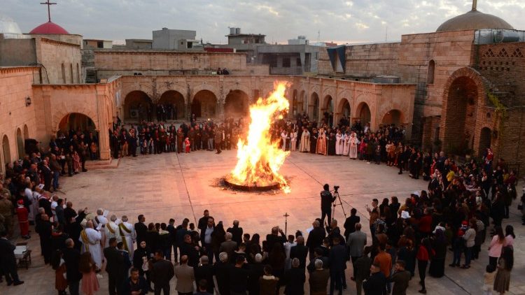 Qaraqosh parroco e chiesa a Natale 2020