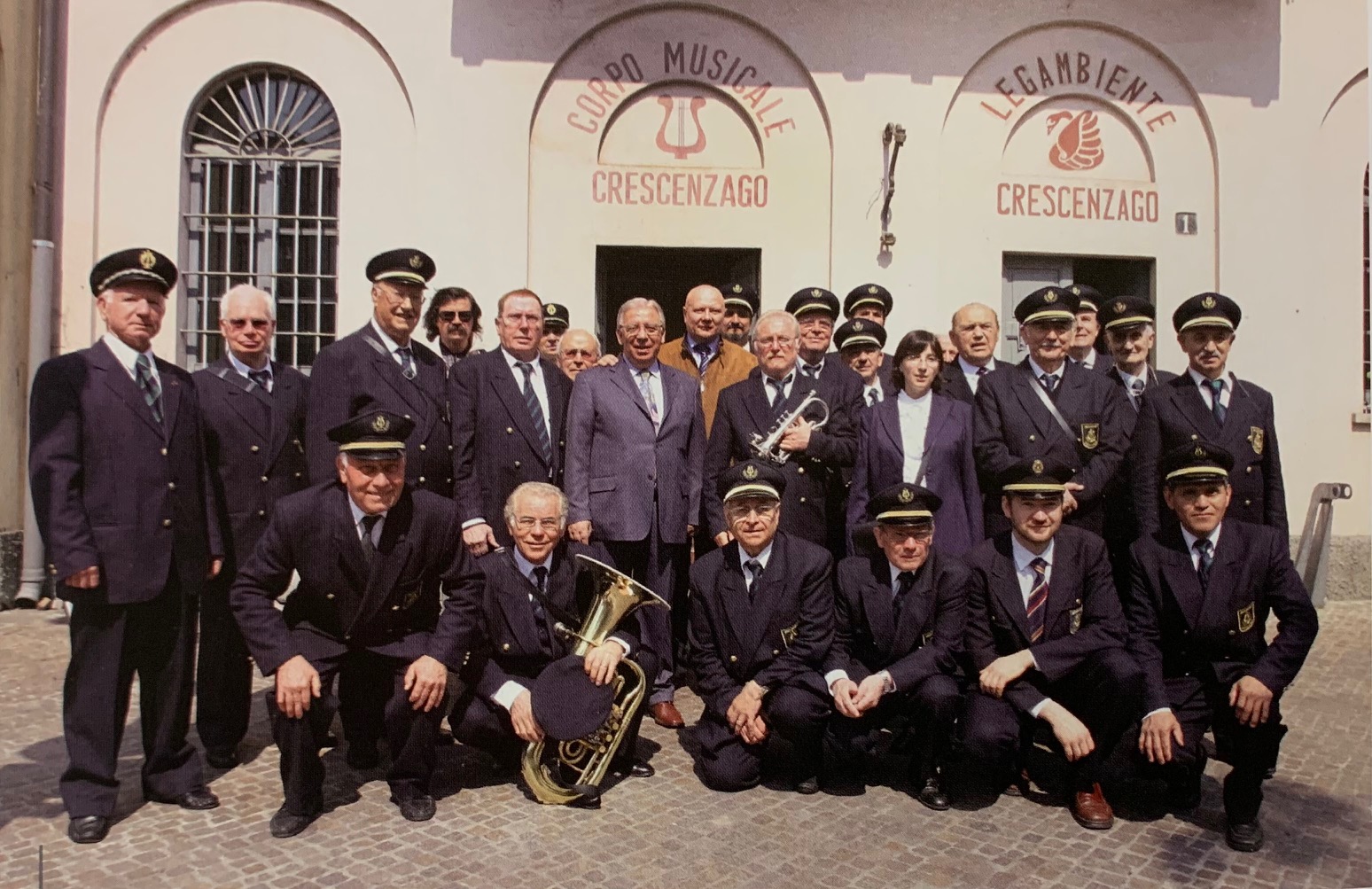 3 La Banda di Crescenzago di fronte alla propria sede
